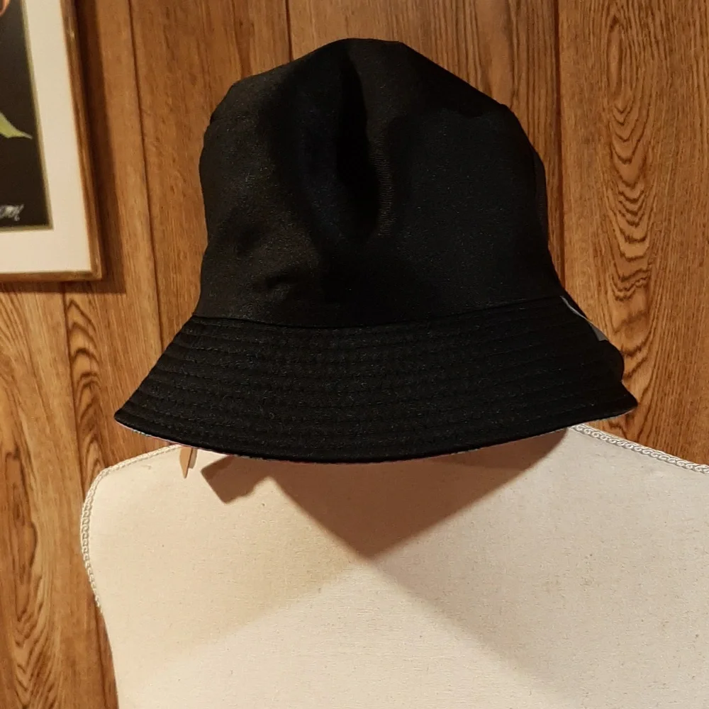 🥀NWT Purple and Black Reversible Cactus Bucket Hat🥀